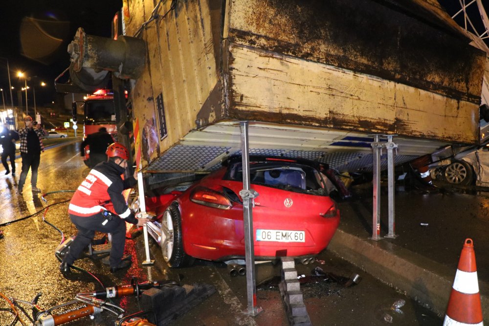 Freni patlayan kamyon 2 otomobilin üzerine devrild