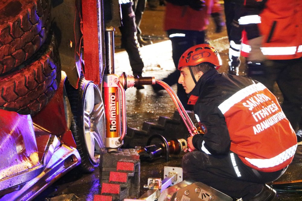 Freni patlayan kamyon 2 otomobilin üzerine devrild