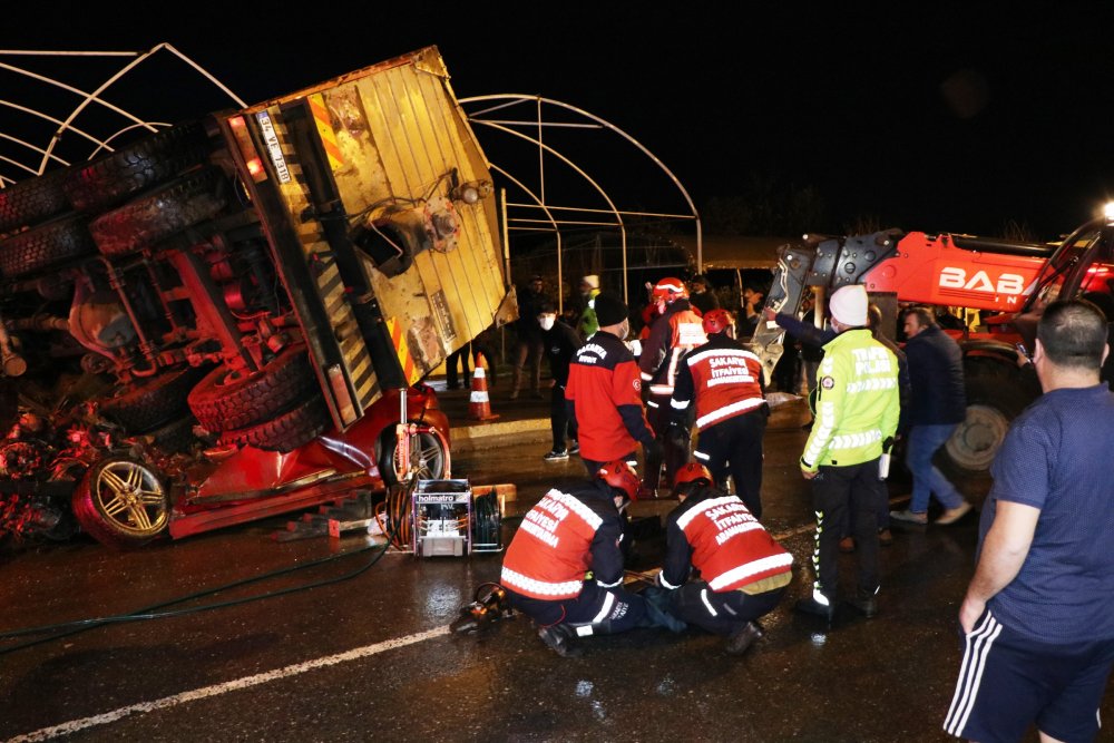Freni patlayan kamyon 2 otomobilin üzerine devrild