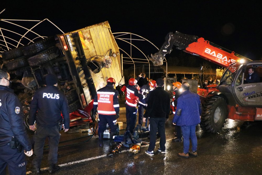 Freni patlayan kamyon 2 otomobilin üzerine devrild
