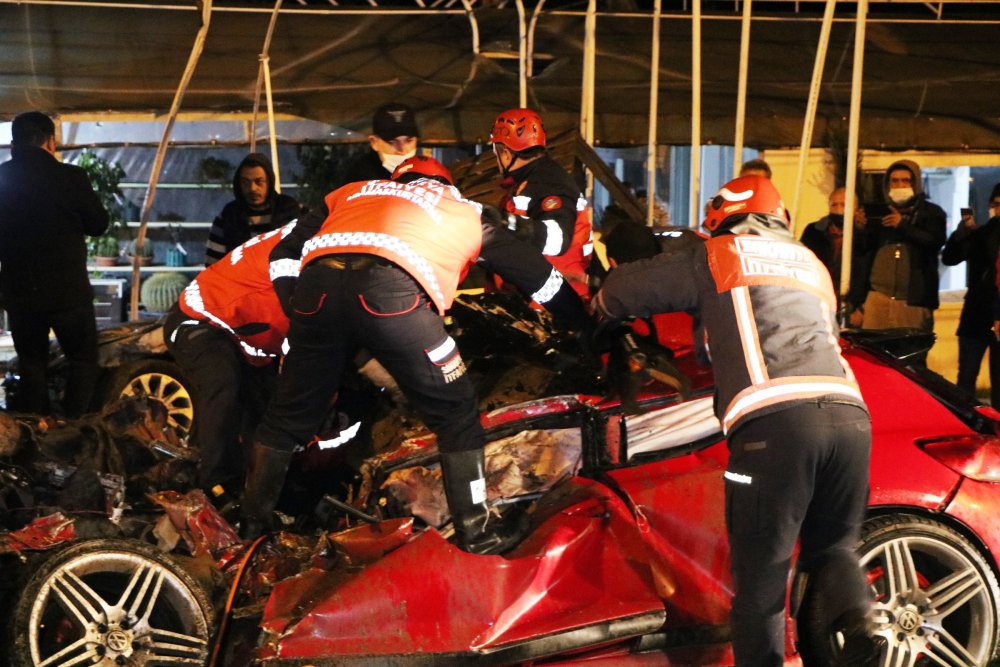 Freni patlayan kamyon 2 otomobilin üzerine devrild