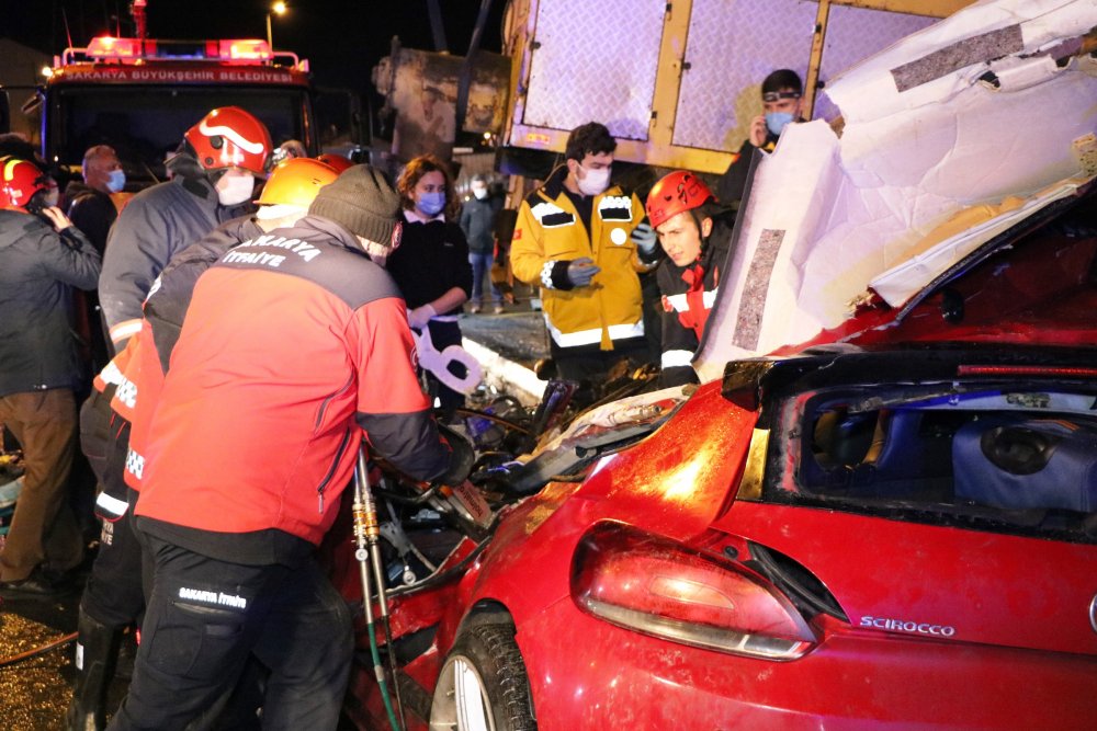 Freni patlayan kamyon 2 otomobilin üzerine devrild