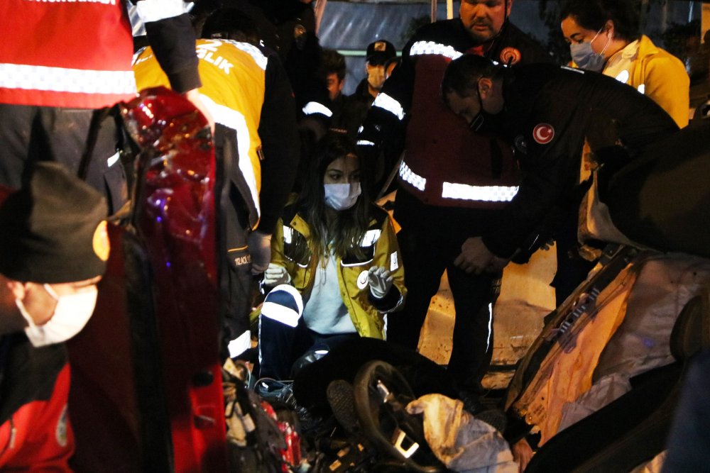 Freni patlayan kamyon 2 otomobilin üzerine devrild