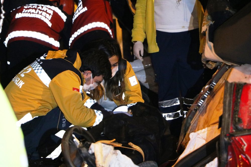 Freni patlayan kamyon 2 otomobilin üzerine devrild