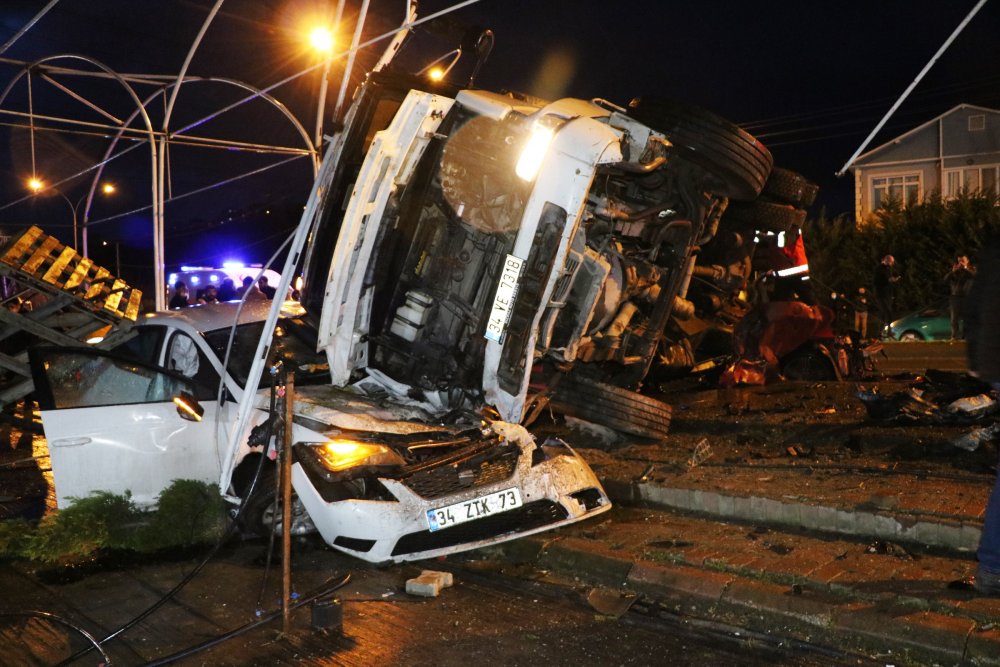 Freni patlayan kamyon 2 otomobilin üzerine devrild