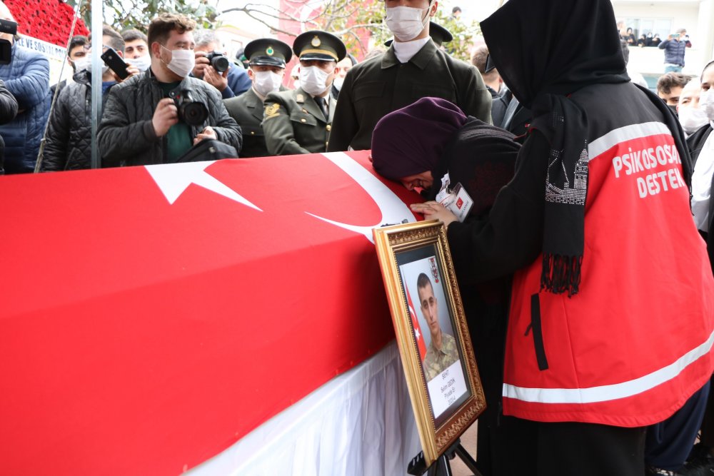 HAKKARİ'de yol kontrolü sırasında PKK'lı teröristlerin tuzakladığı mayının patlamıştı: Şehit asker son yolculuğuna uğurlandı