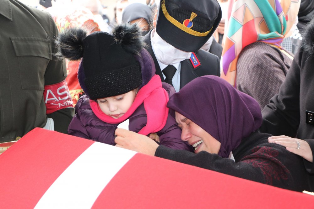 HAKKARİ'de yol kontrolü sırasında PKK'lı teröristlerin tuzakladığı mayının patlamıştı: Şehit asker son yolculuğuna uğurlandı