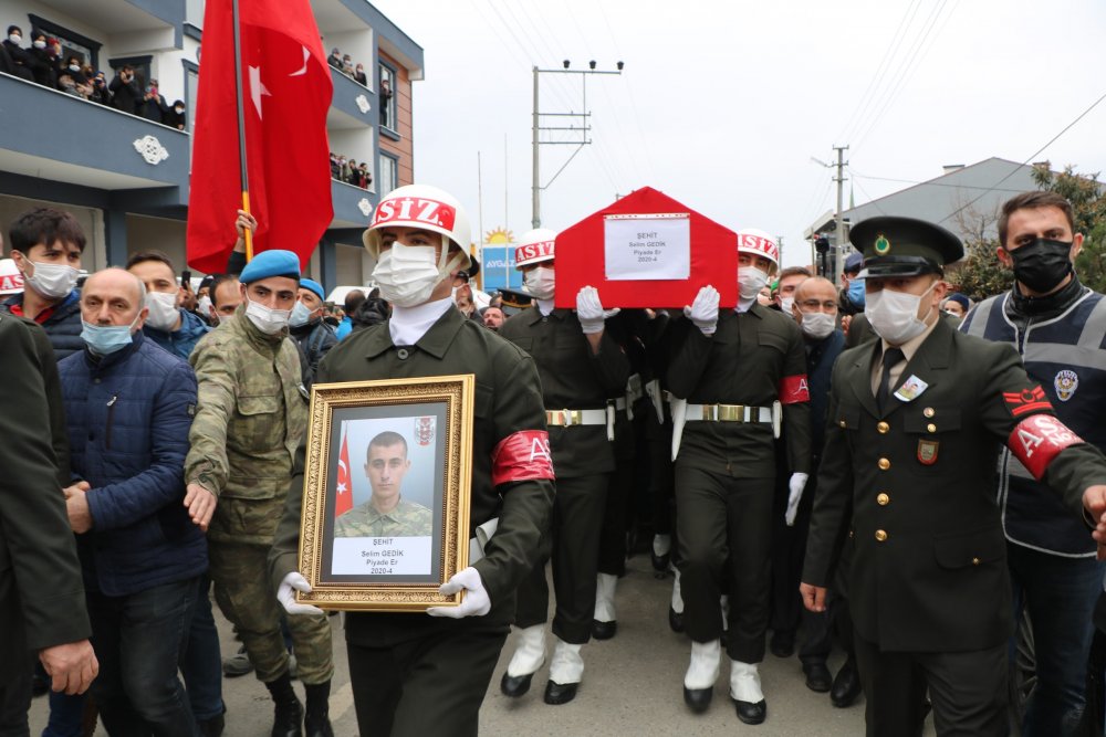 HAKKARİ'de yol kontrolü sırasında PKK'lı teröristlerin tuzakladığı mayının patlamıştı: Şehit asker son yolculuğuna uğurlandı