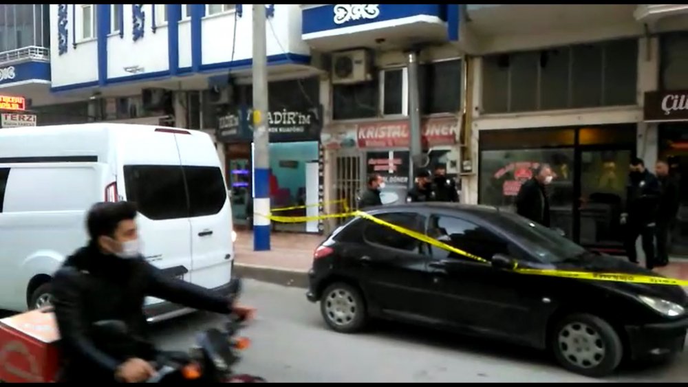 İş yerine pompalı tüfekle saldıran şüphelilerin kamyonetle kaçış anı kamerada