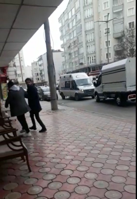 İş yerine pompalı tüfekle saldıran şüphelilerin kamyonetle kaçış anı kamerada