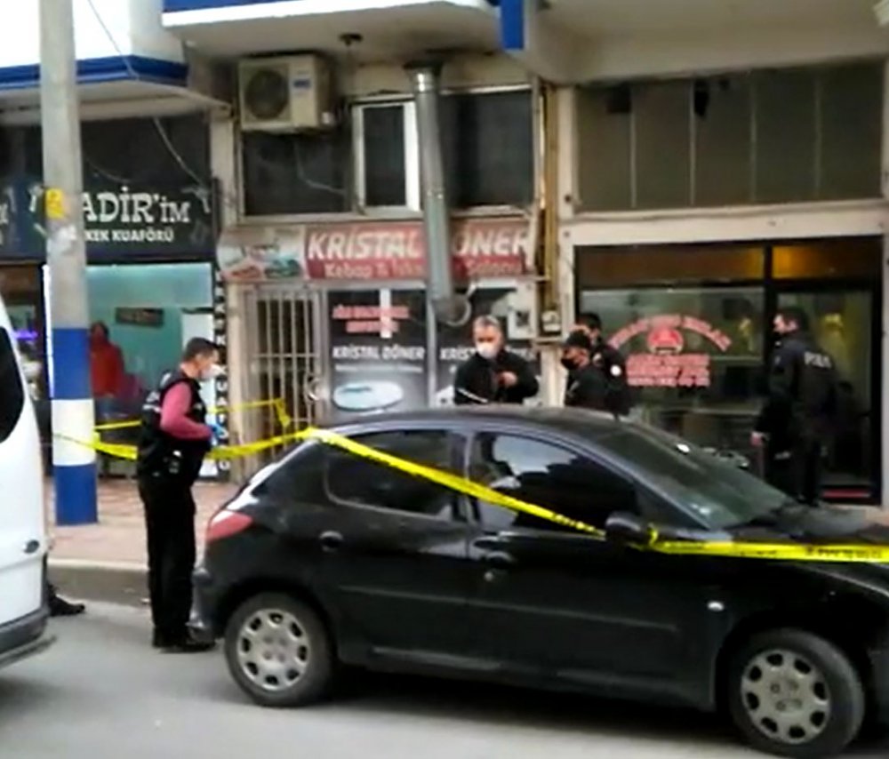 İş yerine pompalı tüfekle saldıran şüphelilerin kamyonetle kaçış anı kamerada
