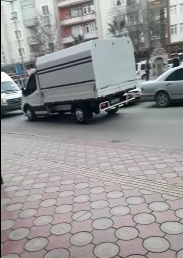 İş yerine pompalı tüfekle saldıran şüphelilerin kamyonetle kaçış anı kamerada