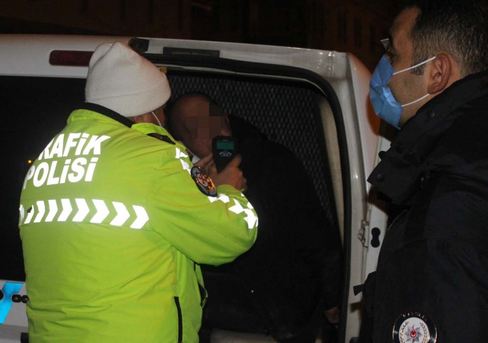 Kısıtlamada uyuşturucu ile yakalanan sürücüye gözaltı