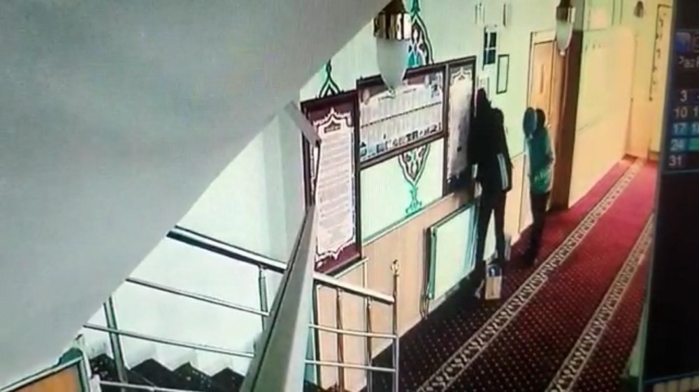 Kız arkadaşla camiden hırsızlık
