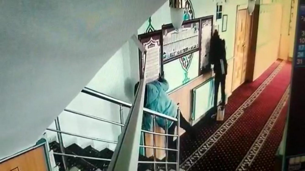 Kız arkadaşla camiden hırsızlık