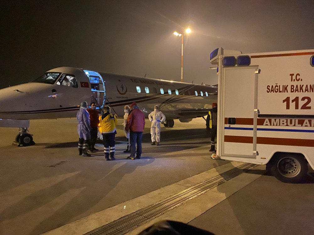 Koronavirüs hastası Türk, Hollanda'dan ambulans uçakla Türkiye'ye getirildi