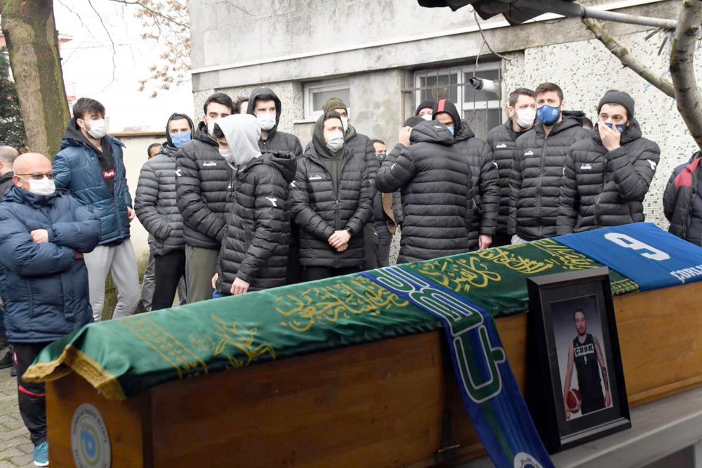 Lojmandaki odasında ölü bulunan basketbolcu gözyaşlarıyla uğurlandı