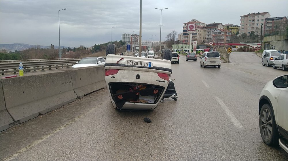 Minibüs ile çarpışan otomobil takla attı