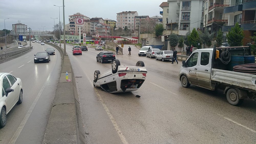 Minibüs ile çarpışan otomobil takla attı