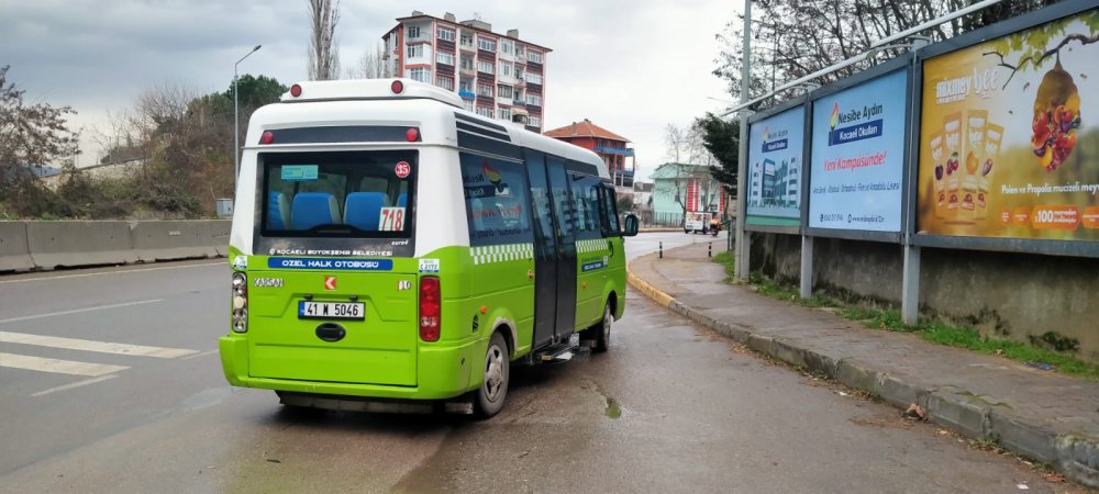 Minibüs ile çarpışan otomobil takla attı