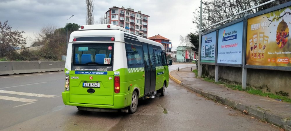 Minibüs ile çarpışan otomobil takla attı