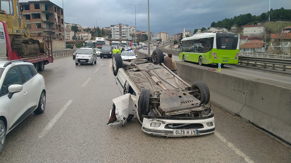 Minibüs ile çarpışan otomobil takla attı