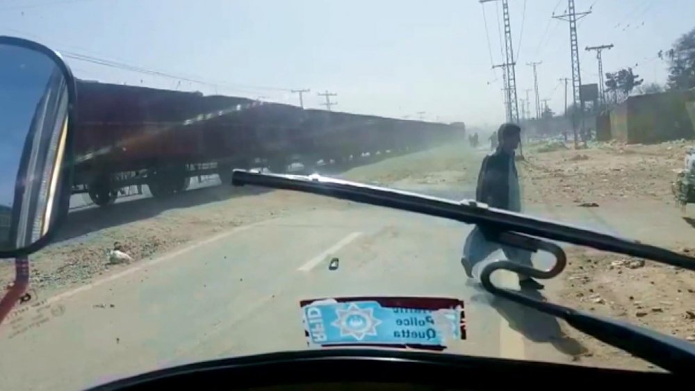 Pakistan’da motosiklet sürücüsünün trenden son anda kurtulma anı kamerada