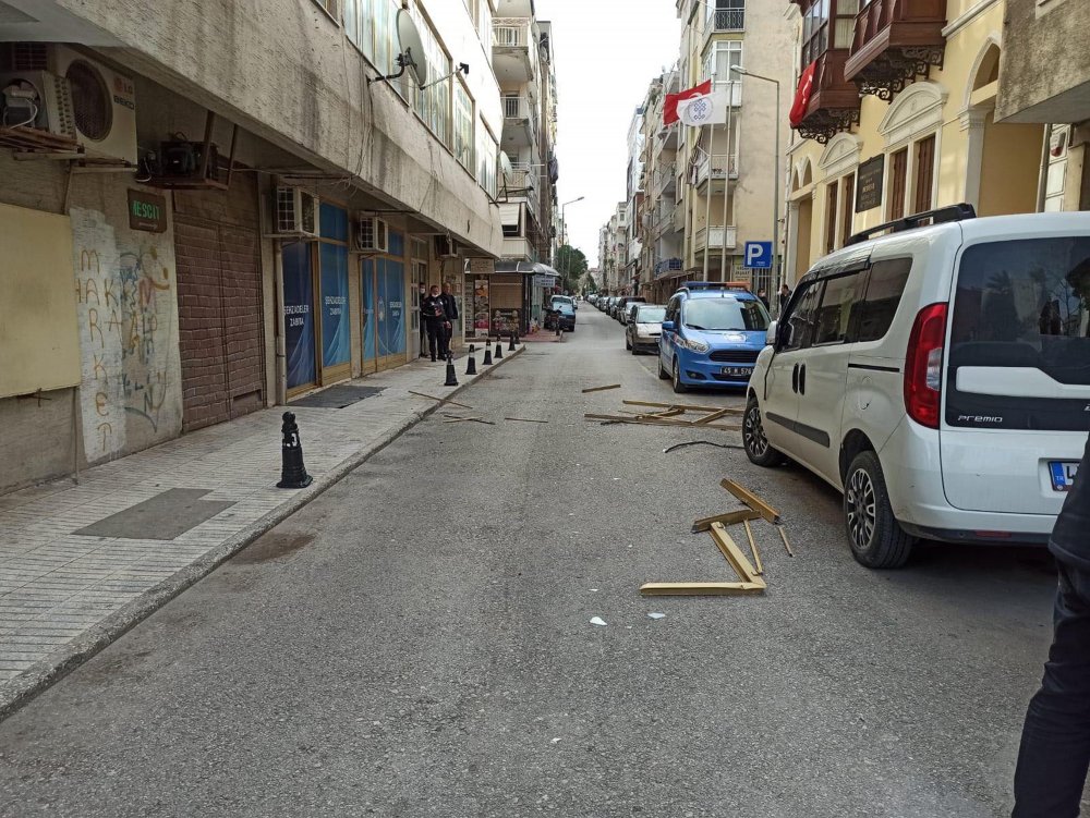 Rüzgar pencere uçurdu
