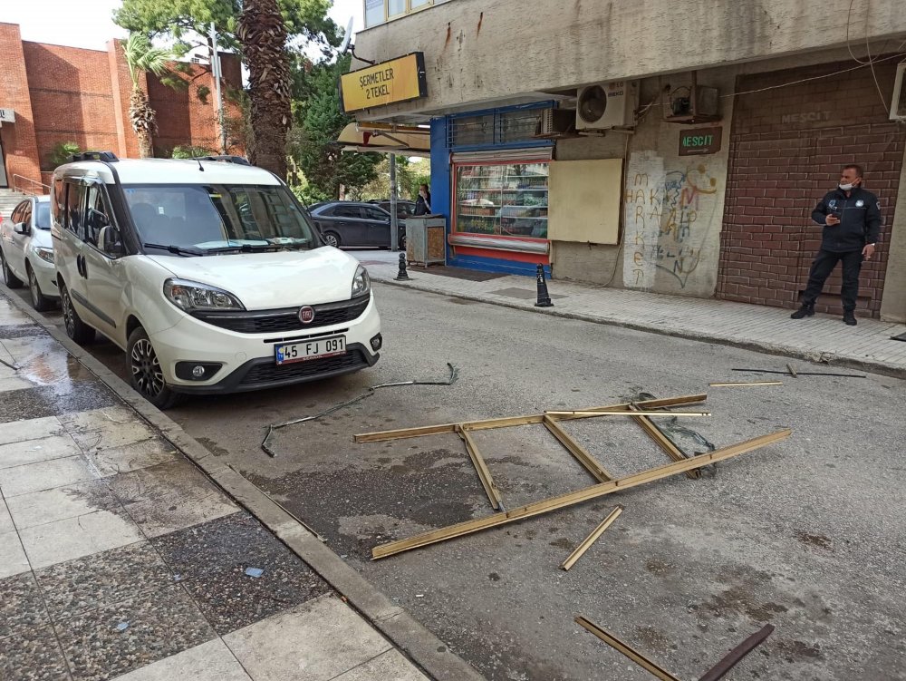 Rüzgar pencere uçurdu