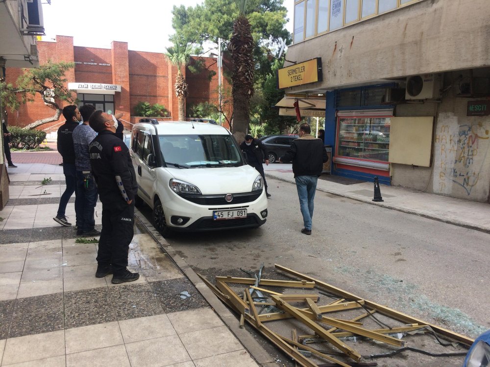 Rüzgar pencere uçurdu