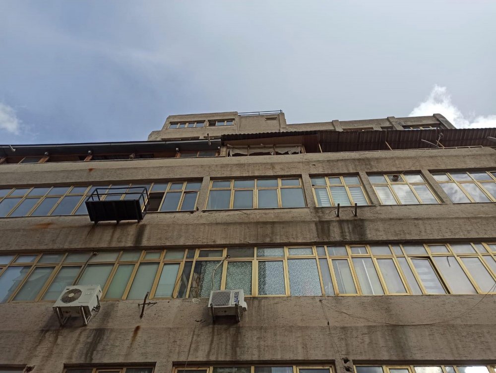 Rüzgar pencere uçurdu