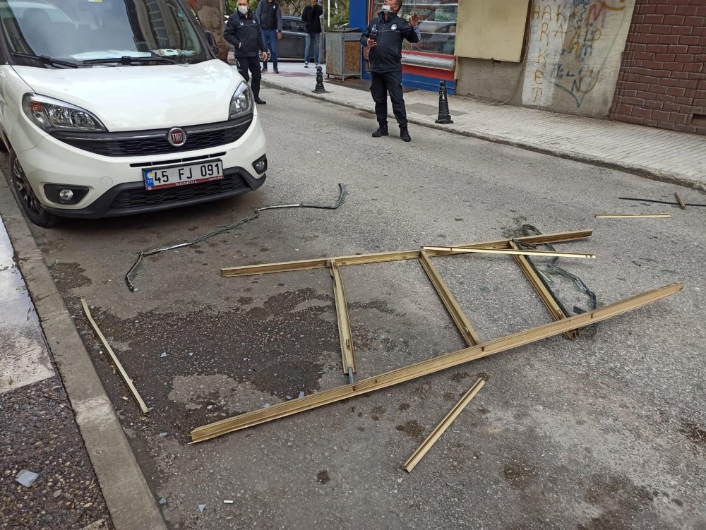 Rüzgar pencere uçurdu