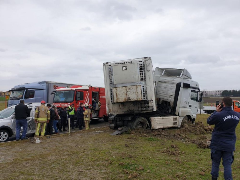 Silivri'de TIR ile otomobil çarpıştı