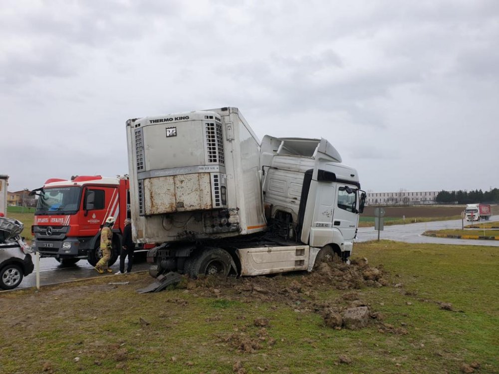 Silivri'de TIR ile otomobil çarpıştı