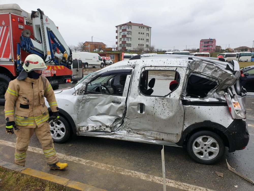 Silivri'de TIR ile otomobil çarpıştı