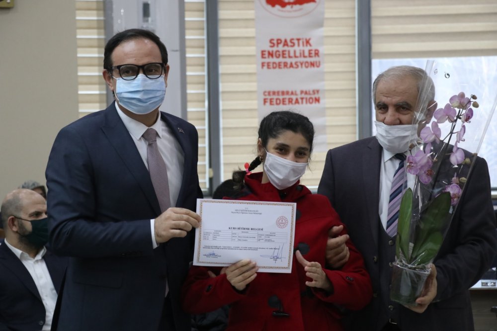 Spastik engelli bireylerin gözleriyle bilgisayar kullanmalarını sağlayan kurs tamamlandı