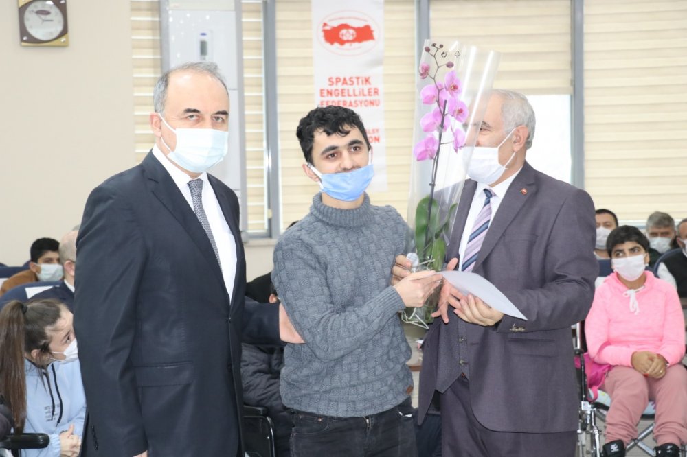 Spastik engelli bireylerin gözleriyle bilgisayar kullanmalarını sağlayan kurs tamamlandı