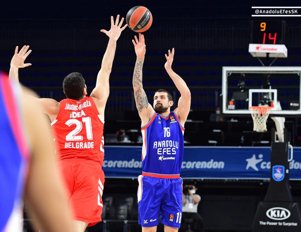 Anadolu Efes - Kızılyıldız: 86-72
