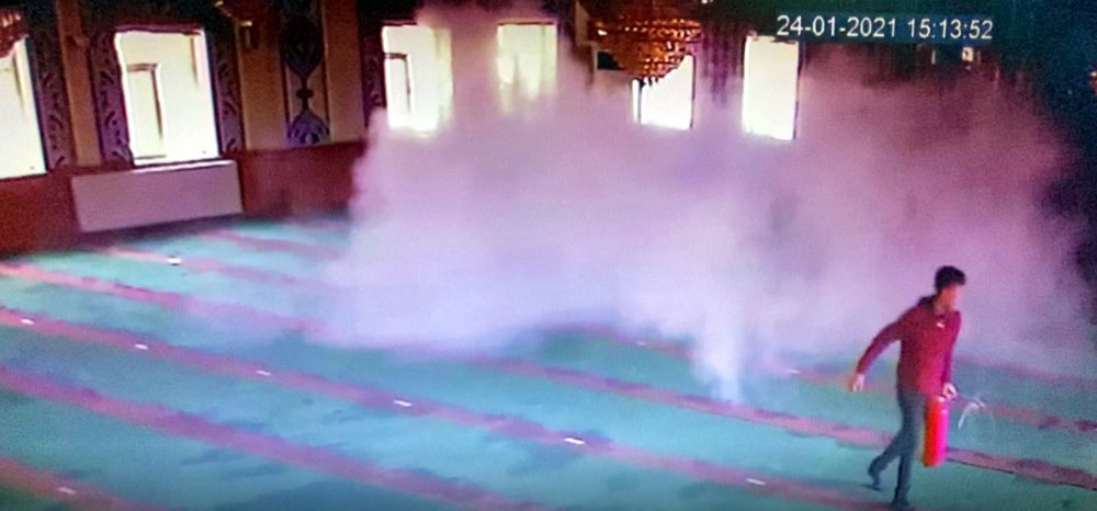 camiye gelen görevliler, gördükleri manzara karşısında şok oldu: Camiye giren 5 çocuk ortalığı birbirine kattı