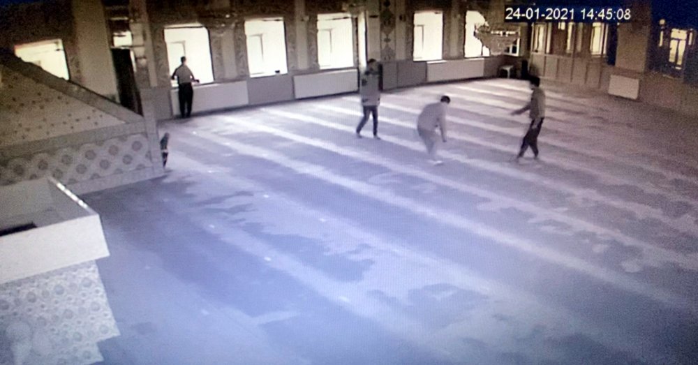 camiye gelen görevliler, gördükleri manzara karşısında şok oldu: Camiye giren 5 çocuk ortalığı birbirine kattı