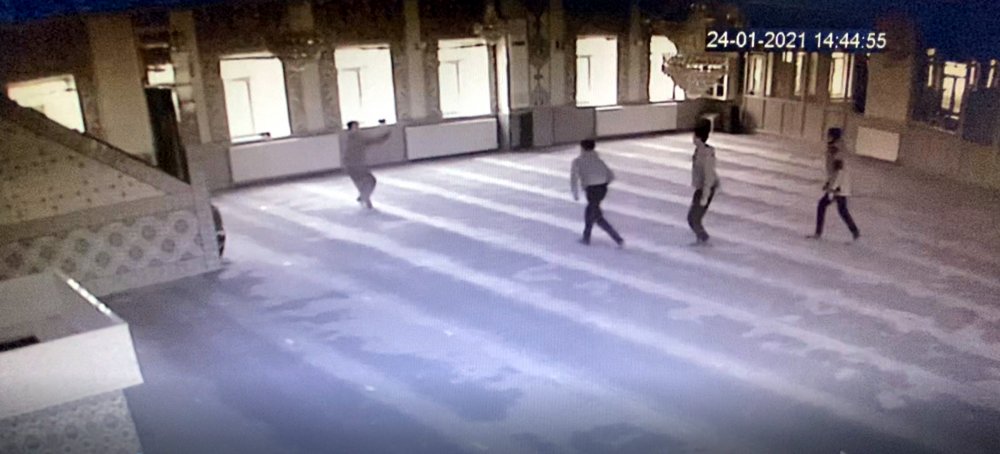 camiye gelen görevliler, gördükleri manzara karşısında şok oldu: Camiye giren 5 çocuk ortalığı birbirine kattı