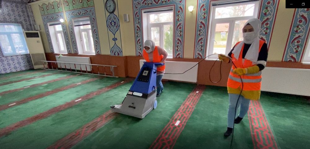 camiye gelen görevliler, gördükleri manzara karşısında şok oldu: Camiye giren 5 çocuk ortalığı birbirine kattı