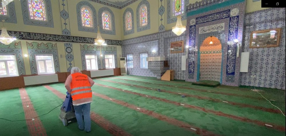 camiye gelen görevliler, gördükleri manzara karşısında şok oldu: Camiye giren 5 çocuk ortalığı birbirine kattı