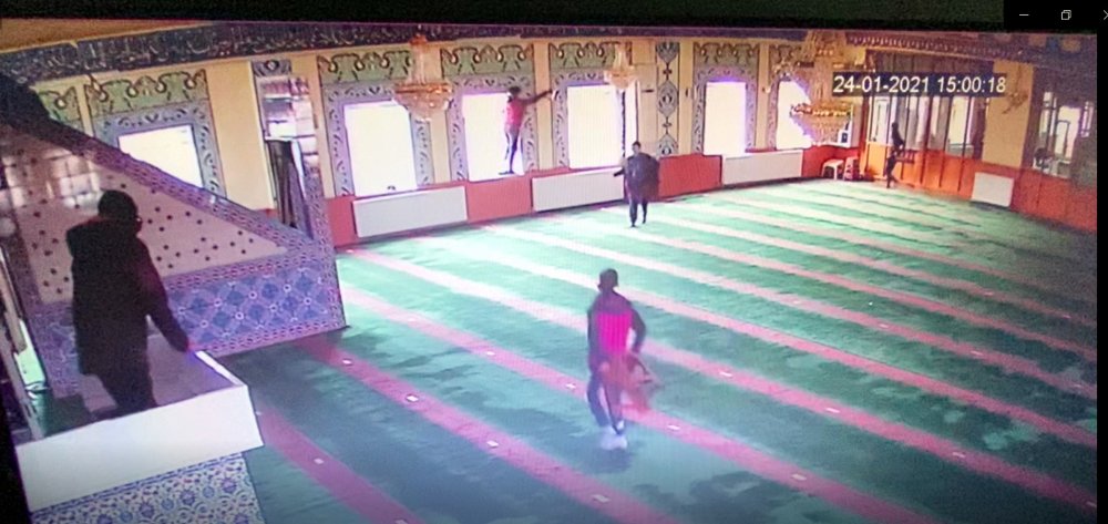 camiye gelen görevliler, gördükleri manzara karşısında şok oldu: Camiye giren 5 çocuk ortalığı birbirine kattı