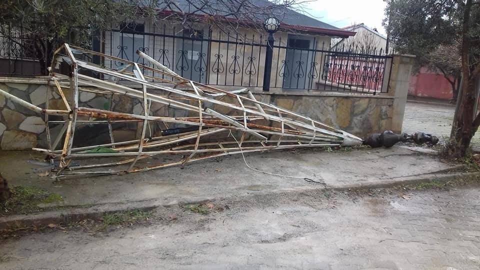 Denizli'de şiddetli rüzgar çatıları uçurdu, ağaçları söktü