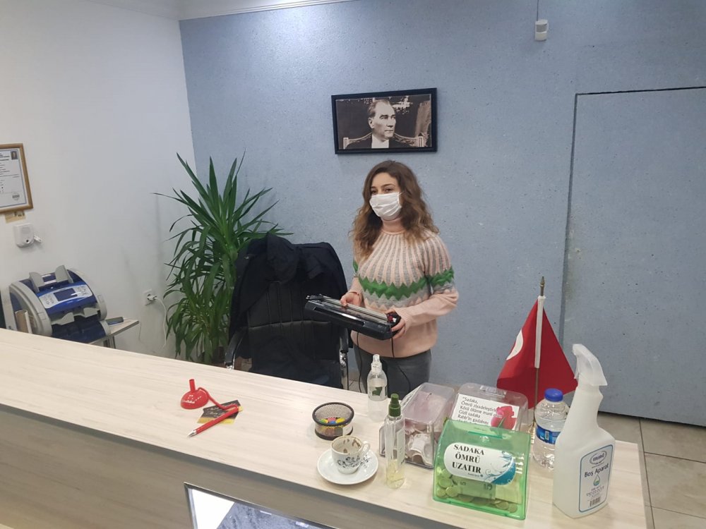 Döviz bürosu sahibi kadın, silahlı soyguncuyu kovaladı