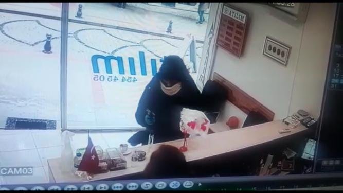 Döviz bürosu sahibi kadın, silahlı soyguncuyu kovaladı