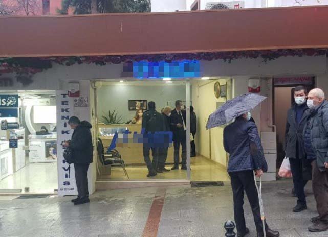 Döviz bürosu sahibi kadın, silahlı soyguncuyu kovaladı
