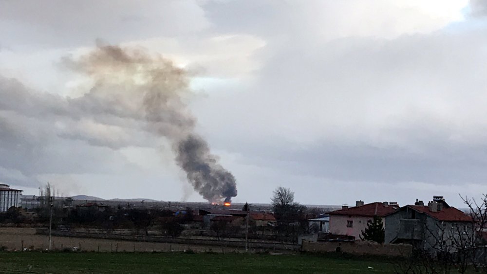 Eber Gölü kıyısındaki kamışlar iki gündür yanıyor