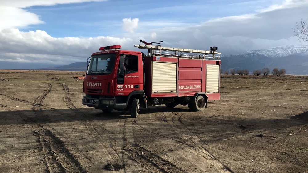 Eber Gölü kıyısındaki kamışlar iki gündür yanıyor
